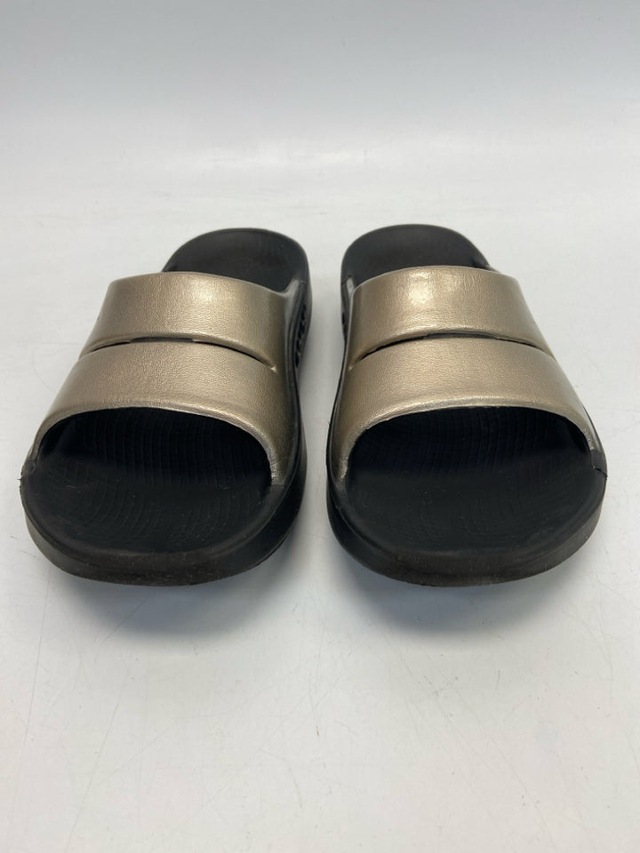 Oofos  Size 7 Gold Metallic Sandals