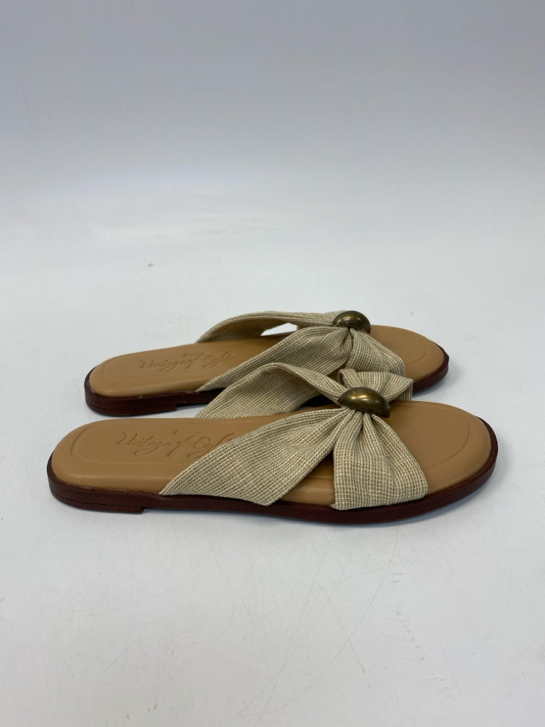 Life Stride  Size 7.5 Cream Canvas Sandals