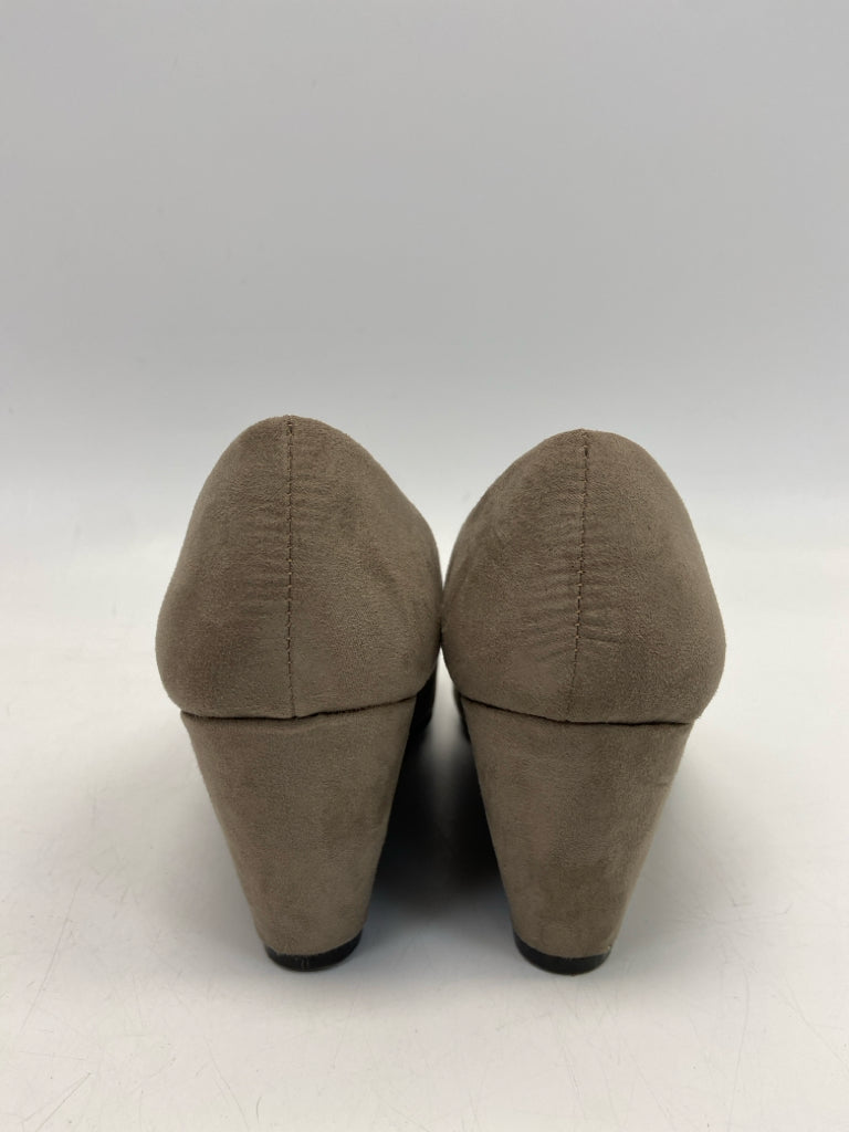 NWOT Laundry  Size 8.5 Brown Suede Heels