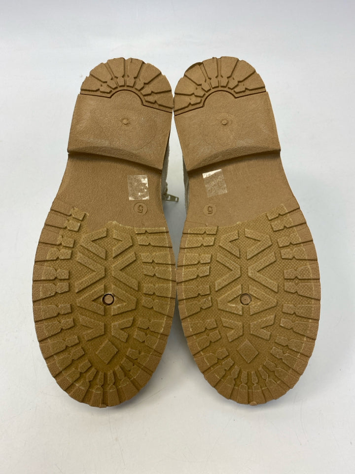 NWOT fabkids SIZE 5 Beige Lace-Up Girl&