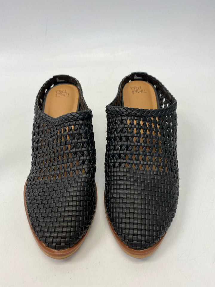 Time and Tru  Size 7 Black Woven Heels