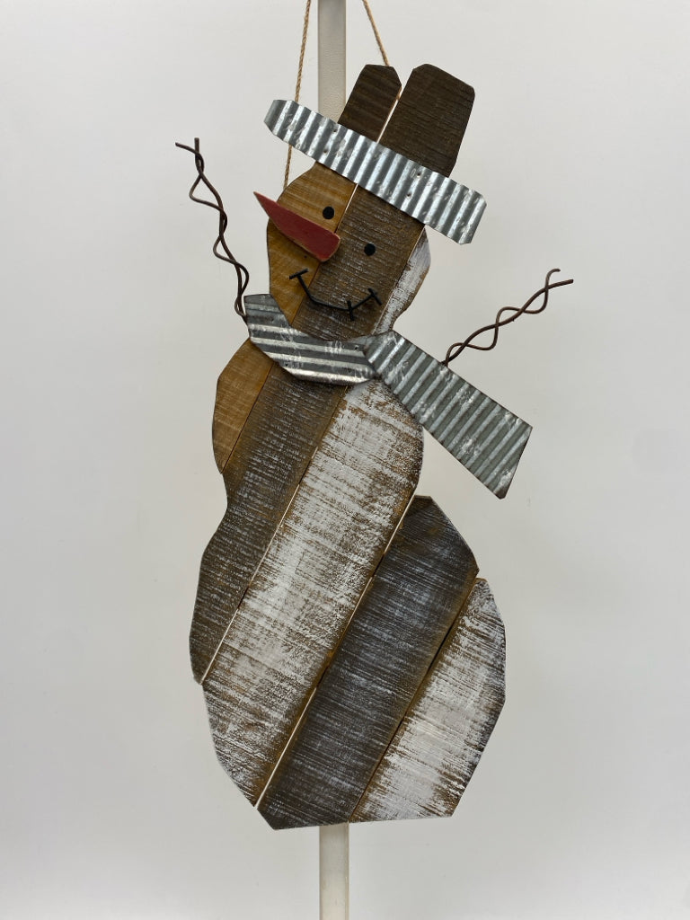 Brown/White Silver Rustic Wood/Metal Winter