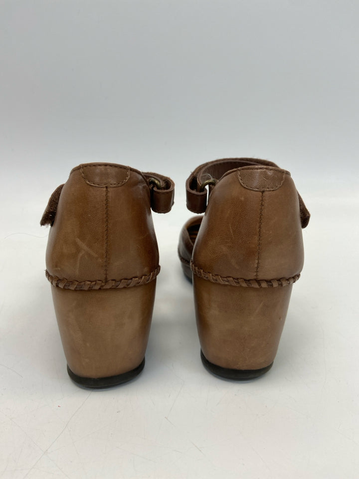 Nurture  Size 7.5 Dark Brown Sandals