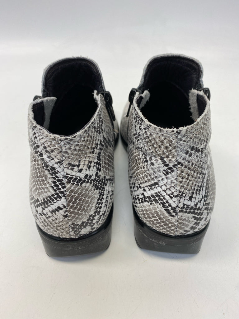 Naot  Size 38 Gray Black Snakeprint Boots