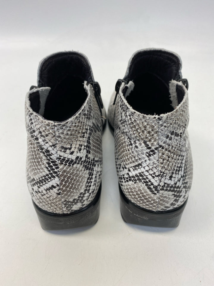 Naot  Size 38 Gray Black Snakeprint Boots