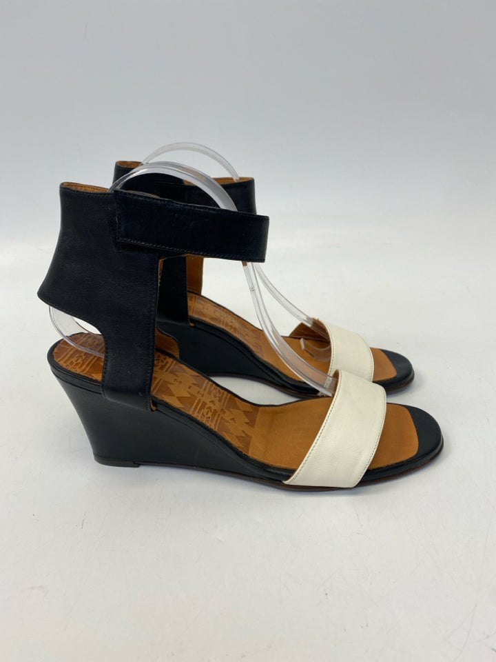 NWOT Chie Mihara  Size 39.5 Black White Sandals