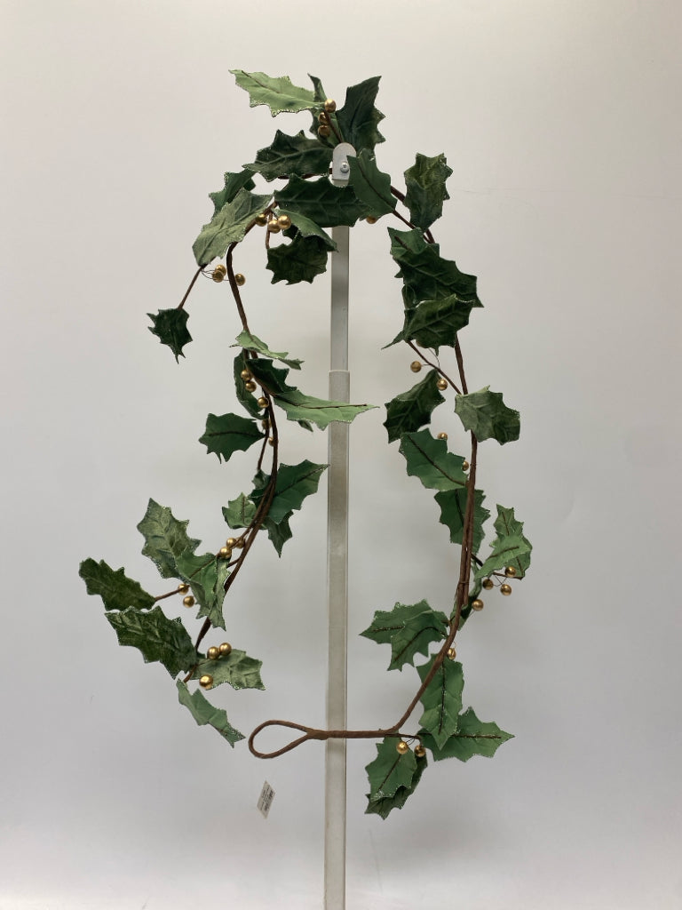 NWT Green Gold Holly Berries Christmas