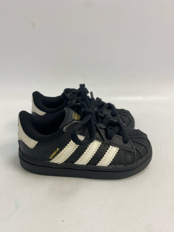 Adidas SIZE 5 Black White Lace-Up Boy&