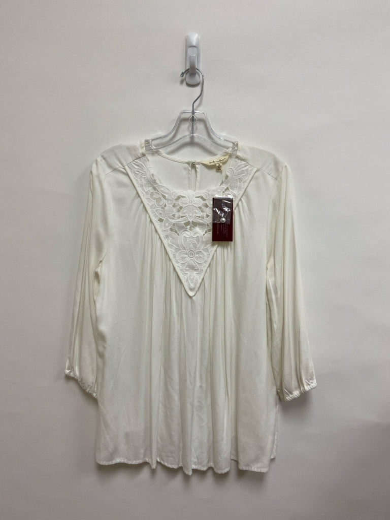 NWT Size M White Flowers Ladies Top