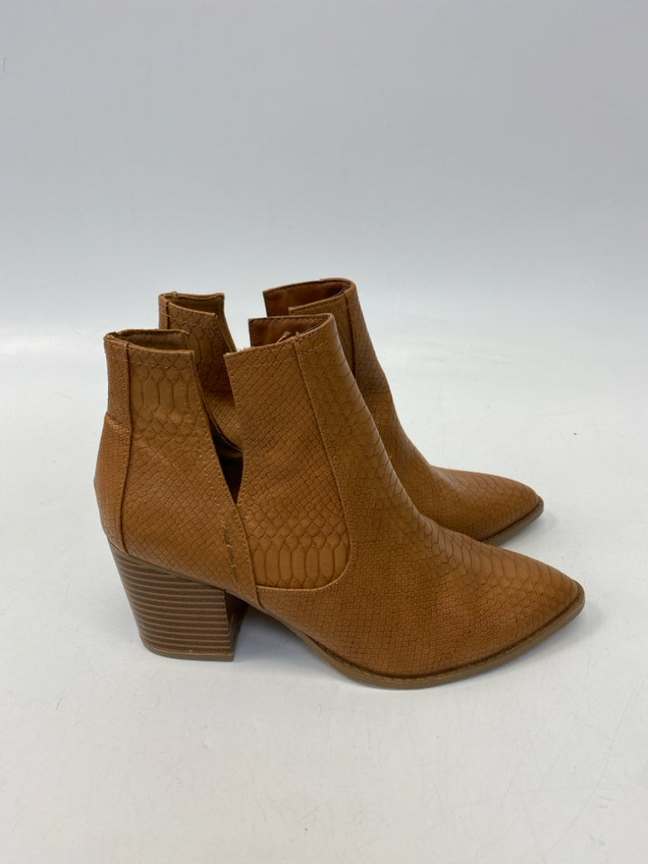 Size 8 Brown Embossed Boots