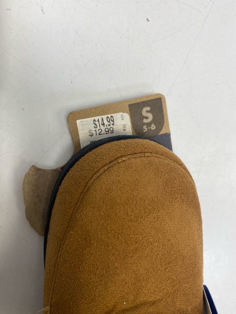 NWT Dearfoams US Shoe Size S Brown Cream Slippers