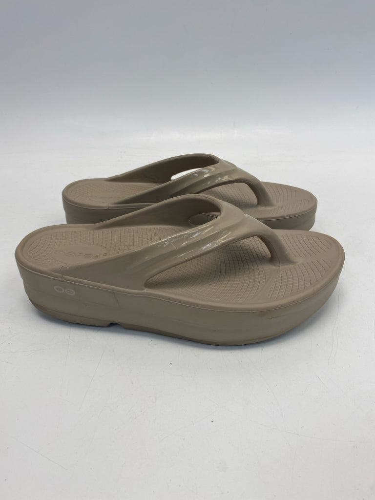 Oofos  Size 9 Taupe Sandals