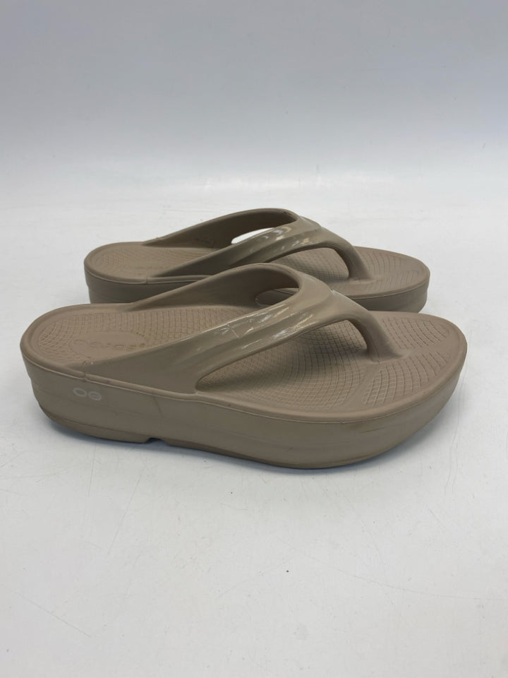 Oofos  Size 9 Taupe Sandals