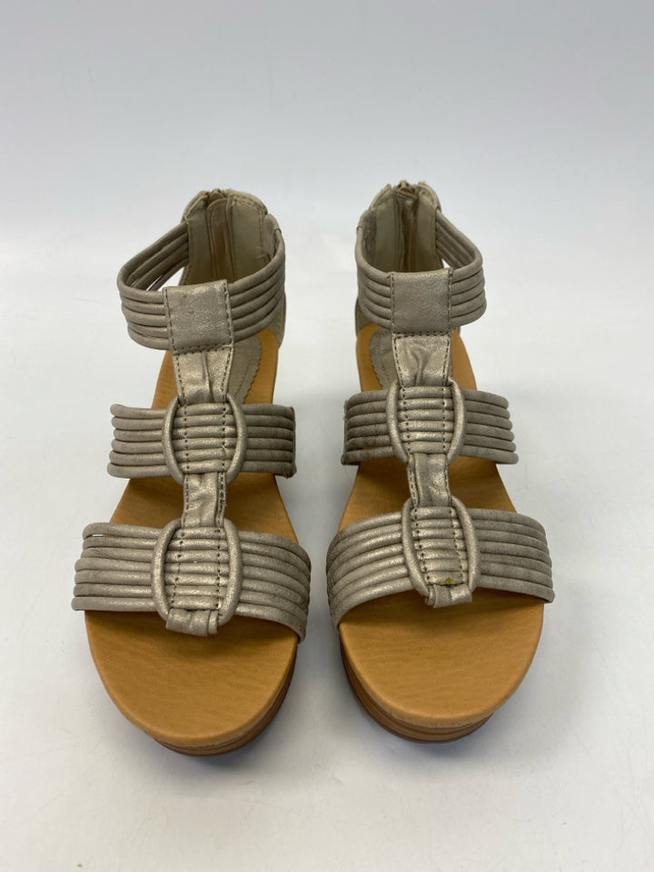Bare Traps  Size 7.5 Gray Shimmery Sandals