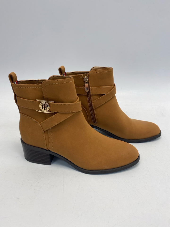 Tommy Hilfiger  Size 8 Camel Side Zipper Boots