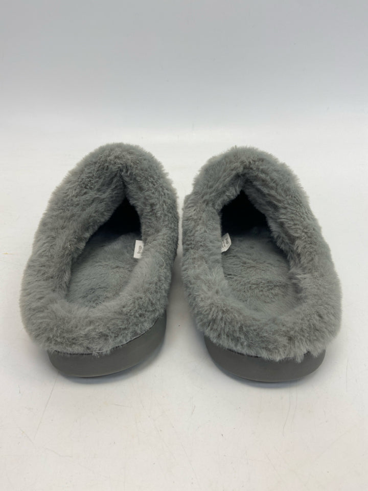 NWOT  Size S Gray Brown Dog(s) Slippers