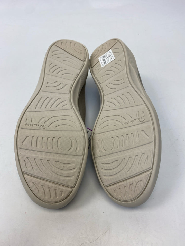 NWT Skechers  Size 8.5 Beige Sneakers