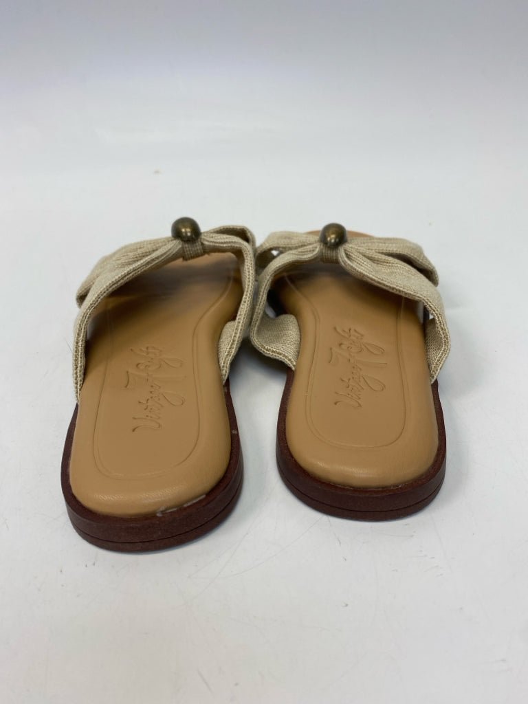 Life Stride  Size 7.5 Cream Canvas Sandals