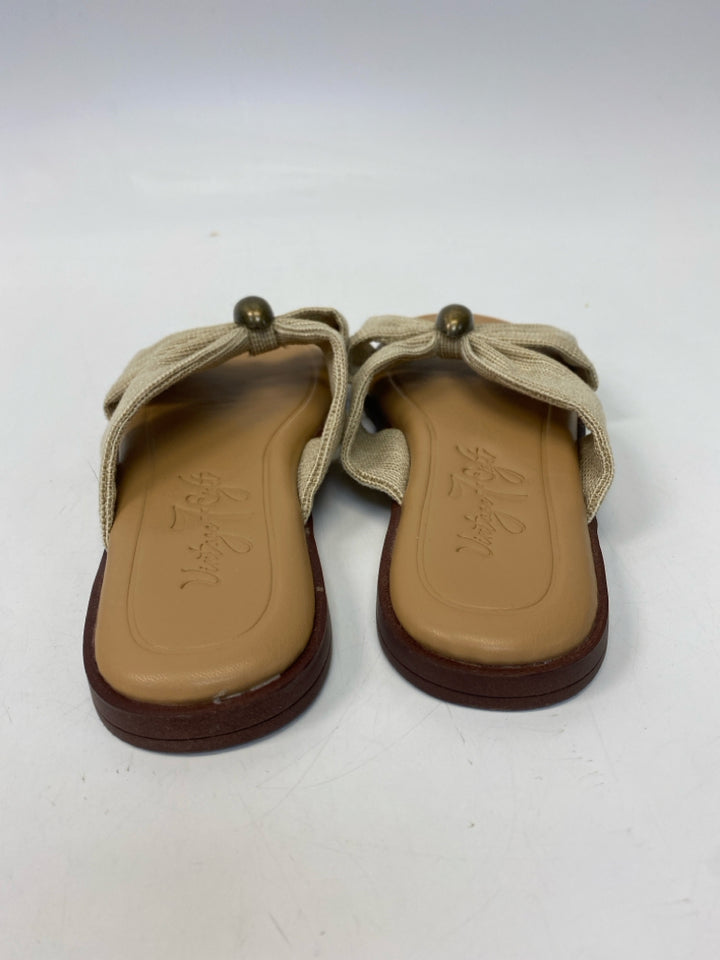 Life Stride  Size 7.5 Cream Canvas Sandals