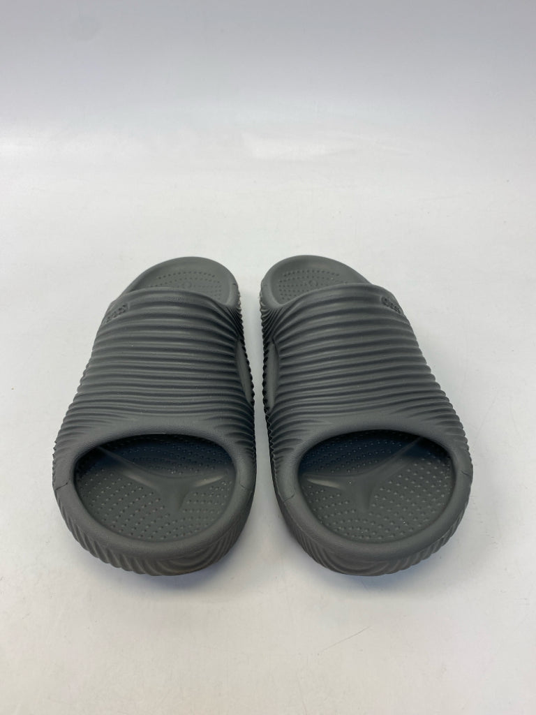 Crocs  Size 8 Gray Sandals