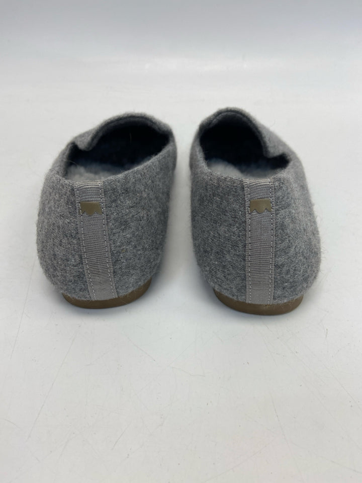 NWOT Birdies  Size 6 Gray Flats