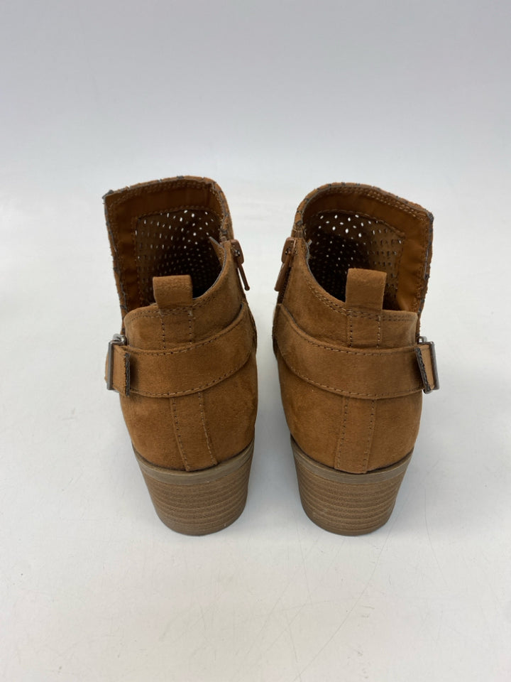 Universal Thread  Size 8 Brown Perforated Boots