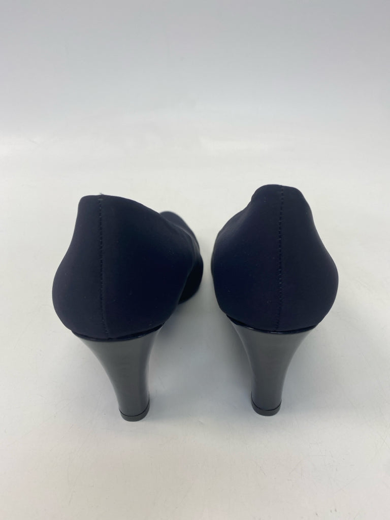 NWOT Bandolino  Size 8.5 Navy Heels
