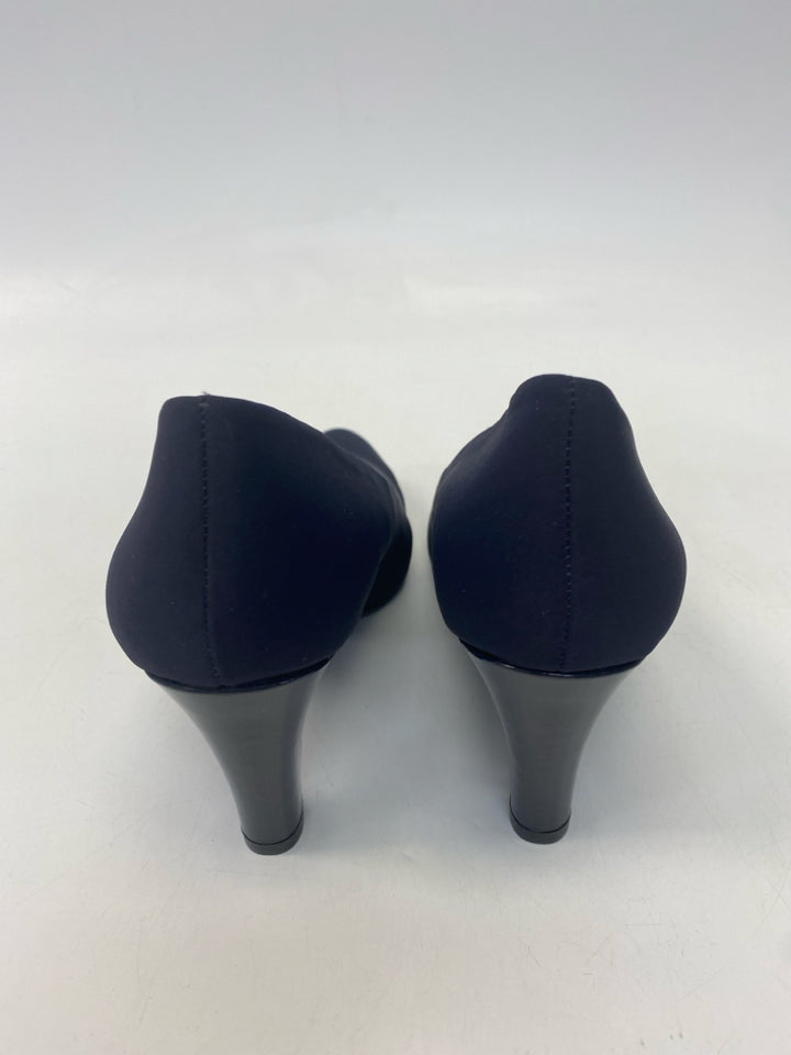 NWOT Bandolino  Size 8.5 Navy Heels