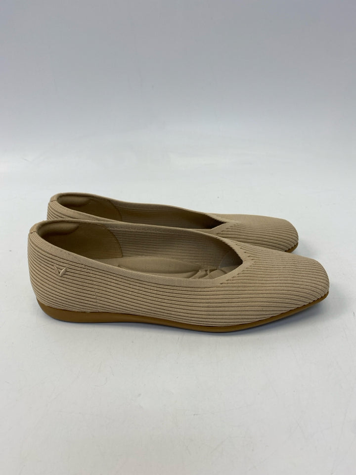 Vivaia  Size 40 Cream Flats