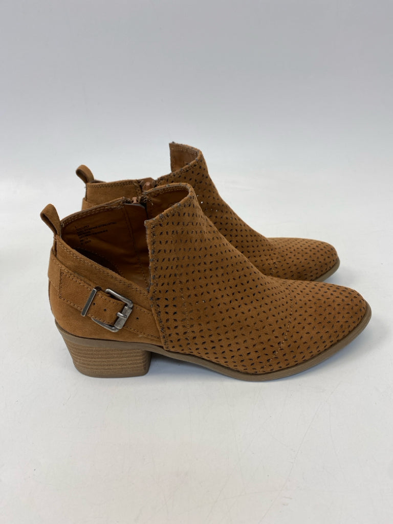 Universal Thread  Size 8 Brown Perforated Boots