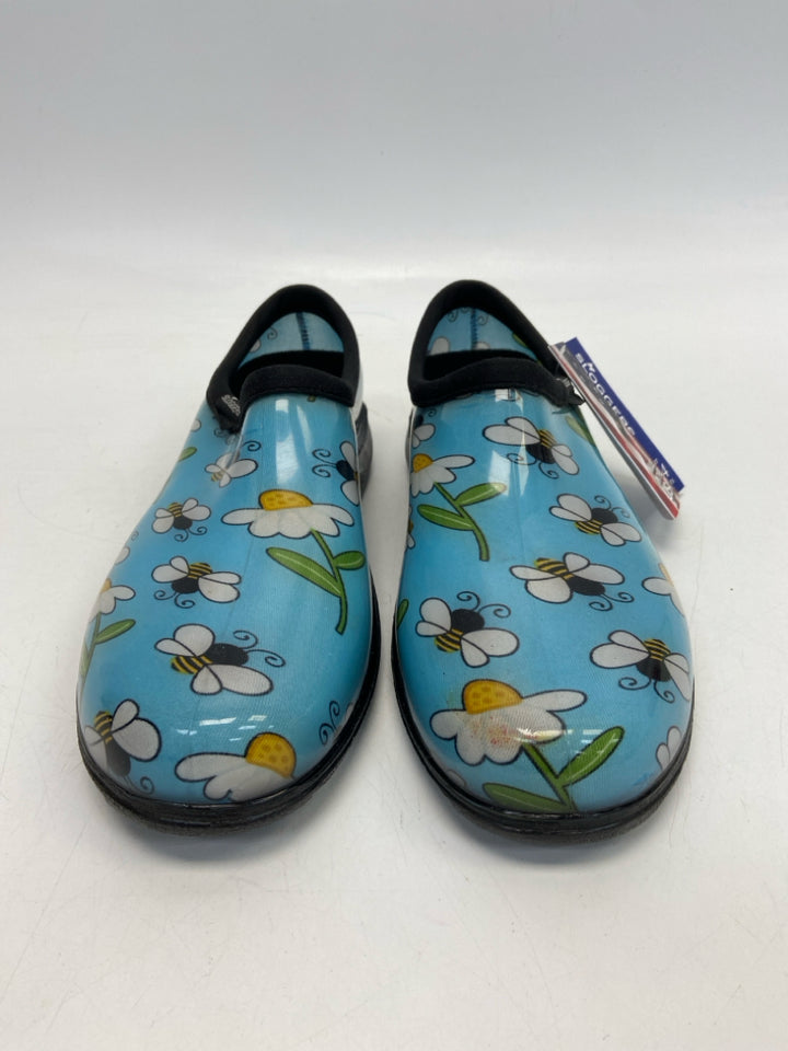 NWT  Size 10 Blue/White Yellow Bee(s) Clogs