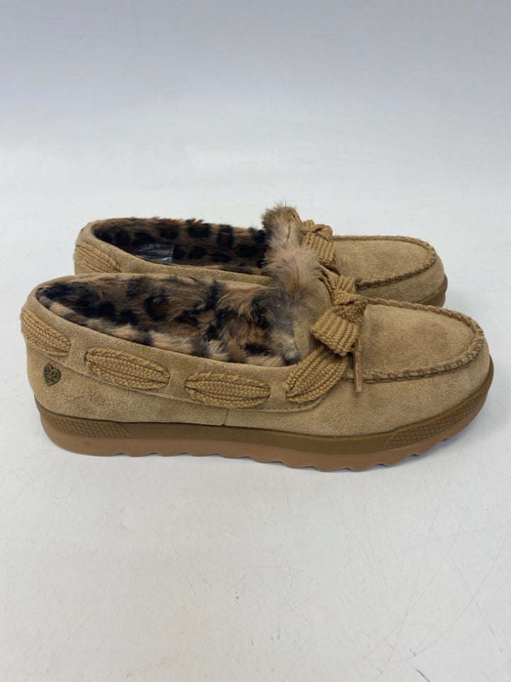 Skechers  Size 6 Tan Bow(s) Slippers