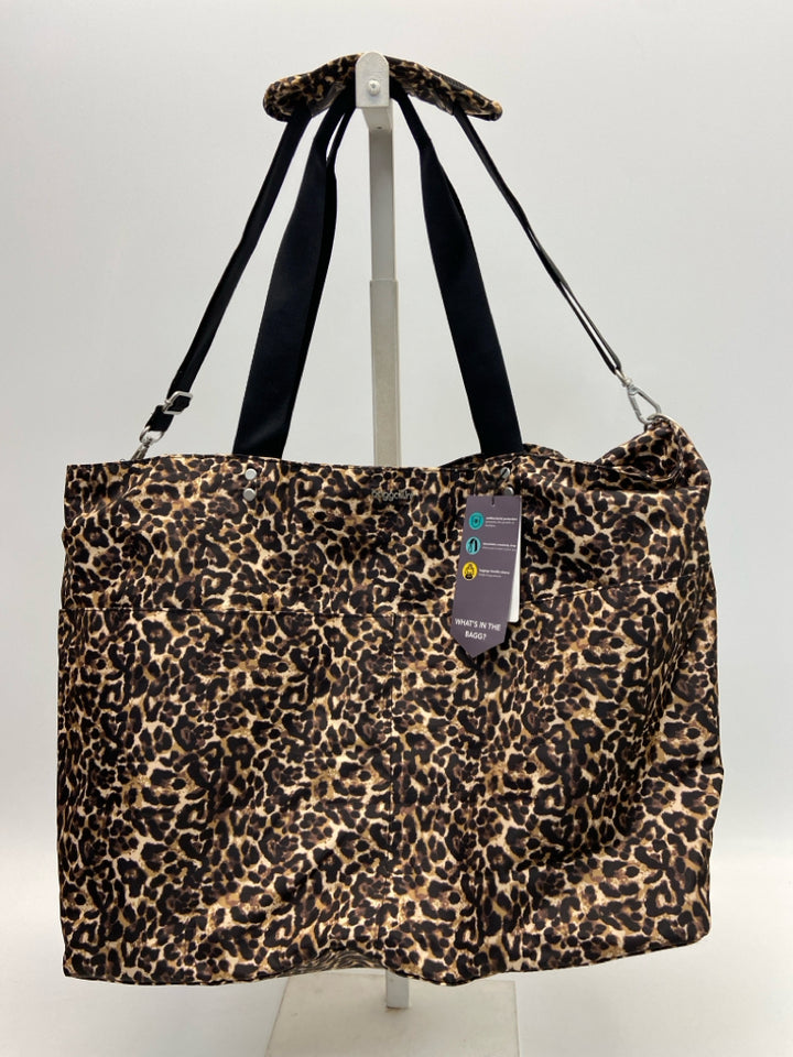 NWT Baggallini Cream Black/Brown Animal Print Duffle Bag