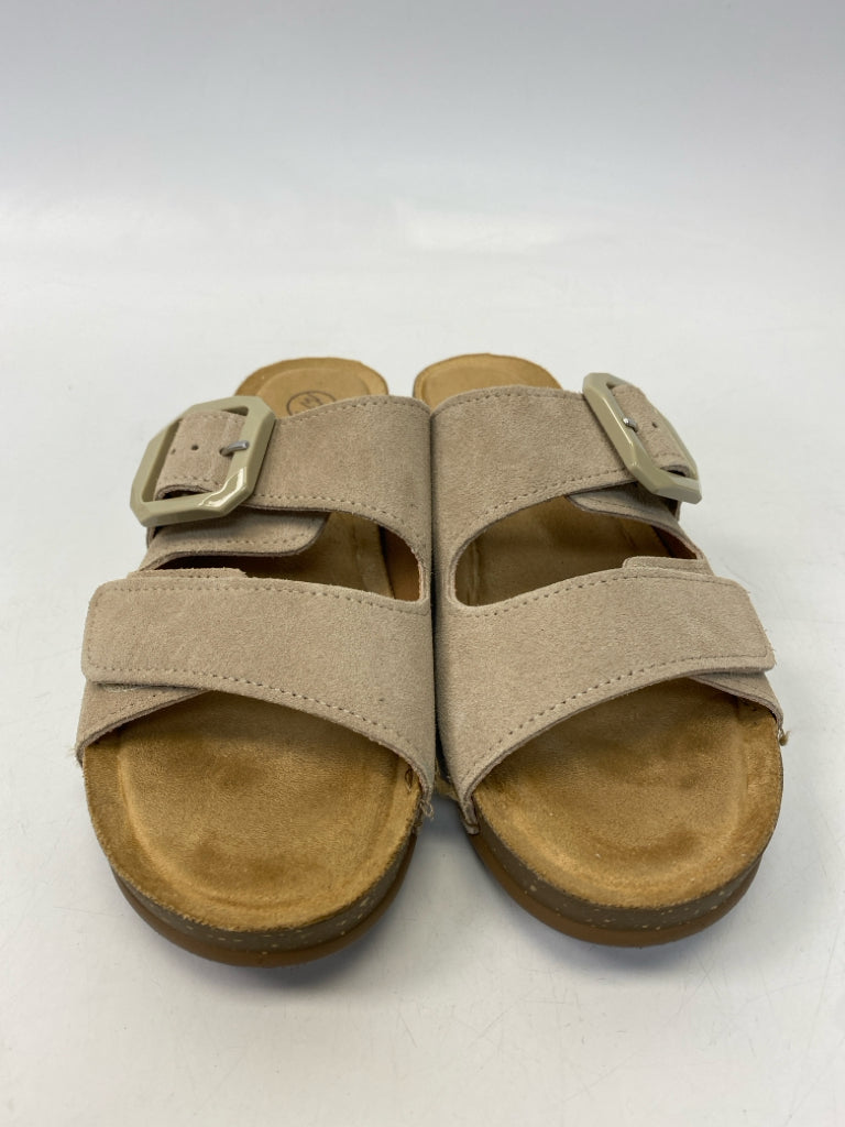 White Mountain  Size 7.5 Tan Buckle(s) Sandals