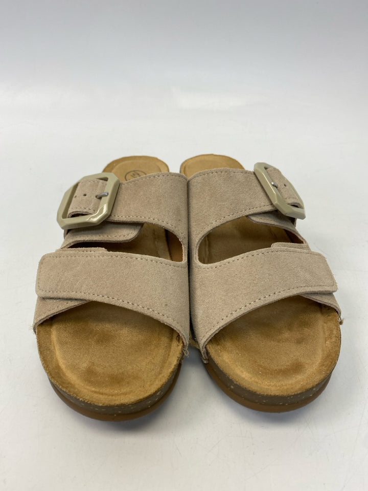 White Mountain  Size 7.5 Tan Buckle(s) Sandals