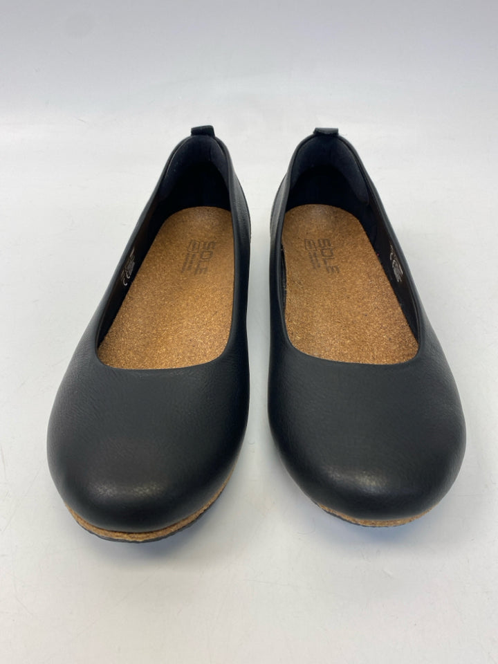 NWOT  Size 10 Black Flats