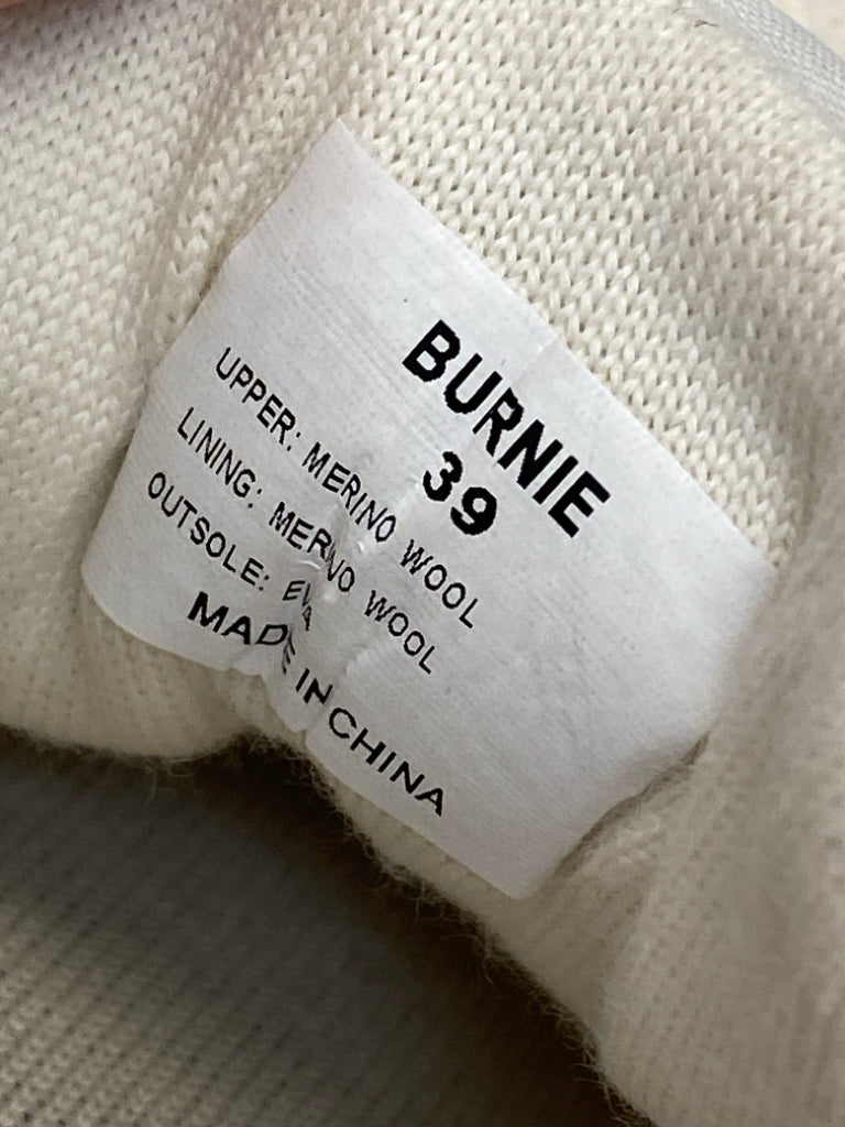 NWT  Woolloomooloo Size 39 Cream Lace Wool Sneakers