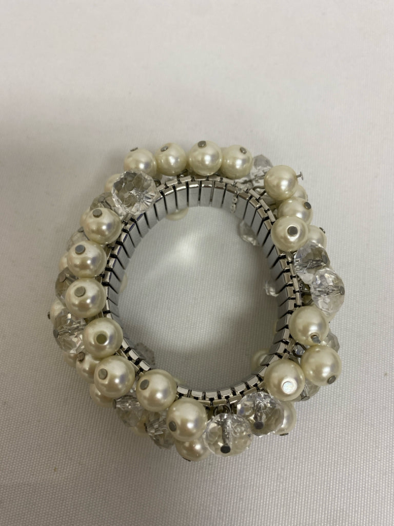 Silver Color Pearl Color Jeweled Bracelet