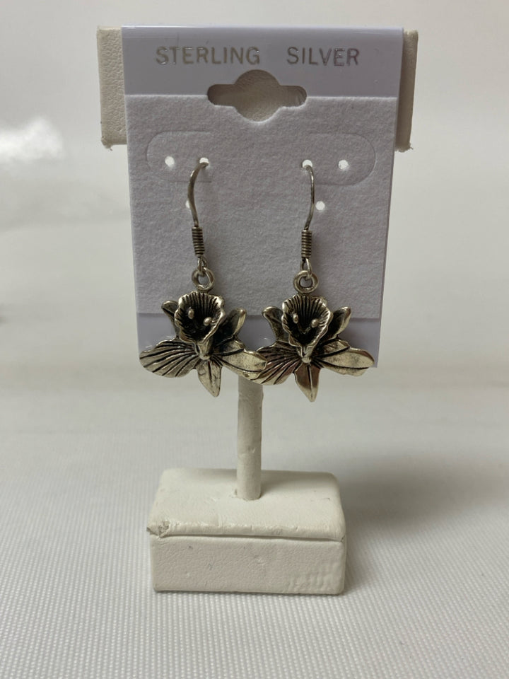 NEW/PKG Silver Flowers Earrings