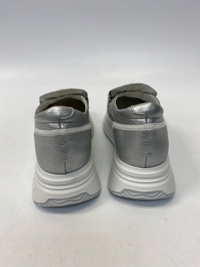 NWOT SOFTWAVES Silver Sneakers