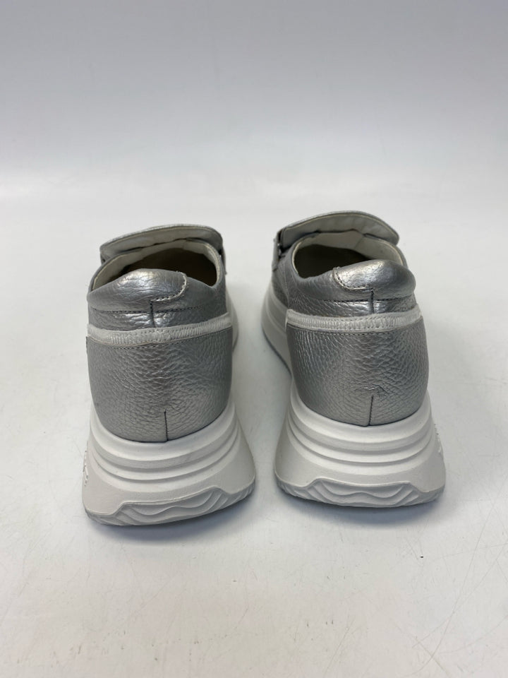 NWOT SOFTWAVES Silver Sneakers