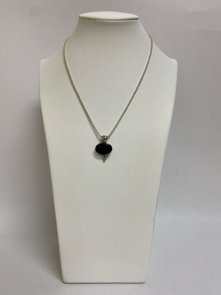 NWT Silver Black Oval(s) Necklace