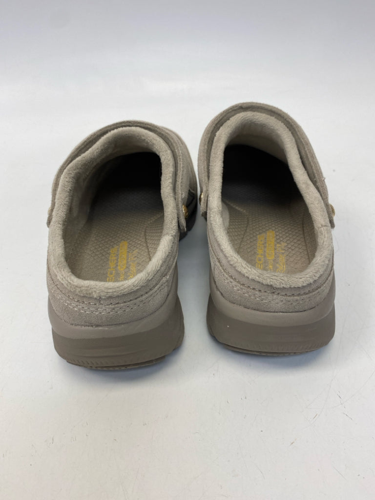 NWOT Skechers  Size 7.5 Tan Suede Clogs