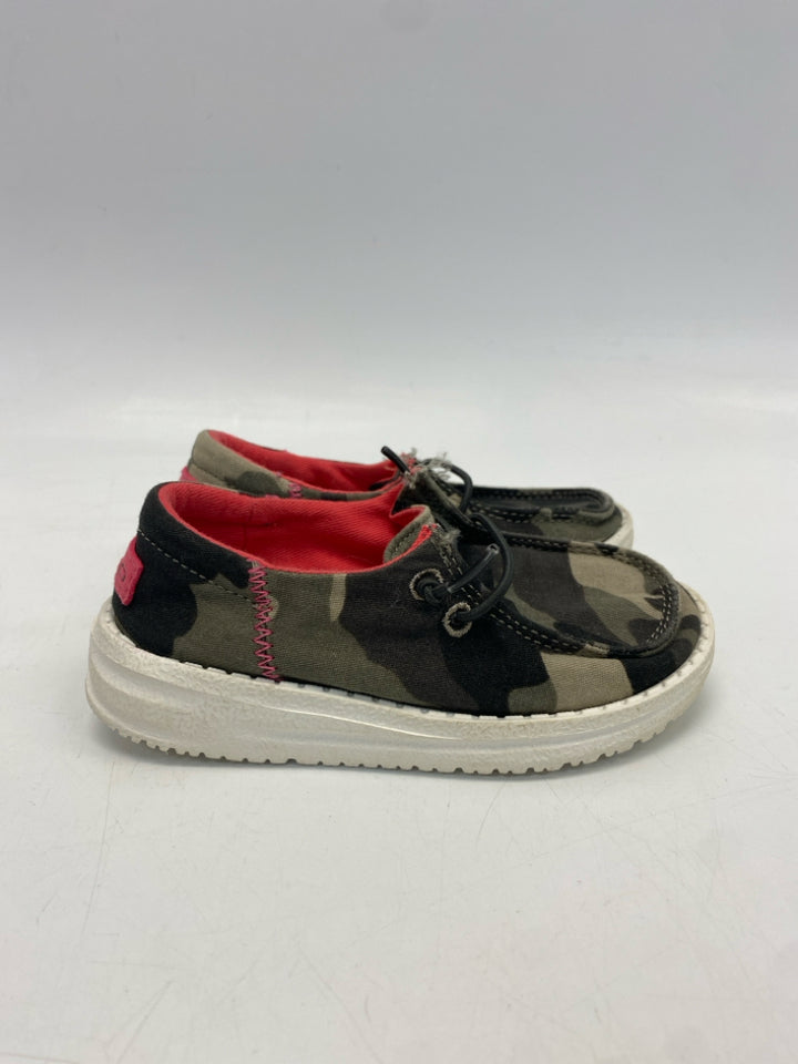 Hey Dude SIZE 8 Green Tan Camouflage Girl&