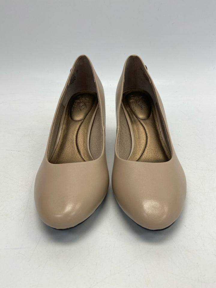 NWOT Life Stride  Size 10 Tan Heels