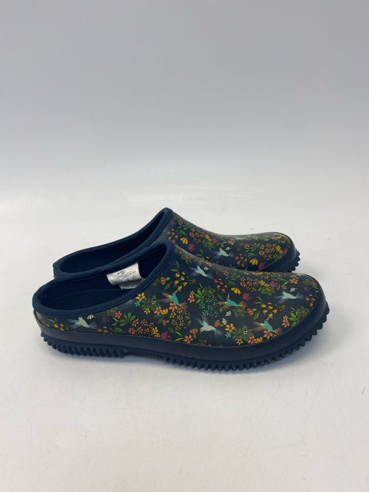 NWT Western Chief US Size 9 Navy Multi-Color Bird(s) Clogs