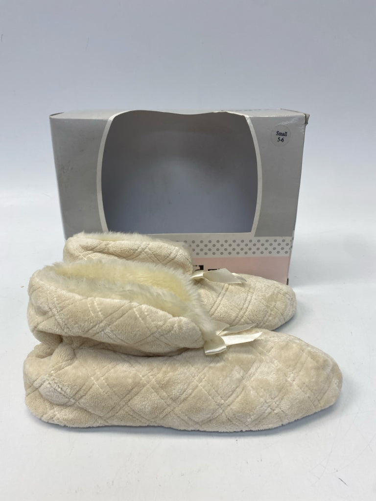NEW/PKG  Size 5/6 Cream Slippers