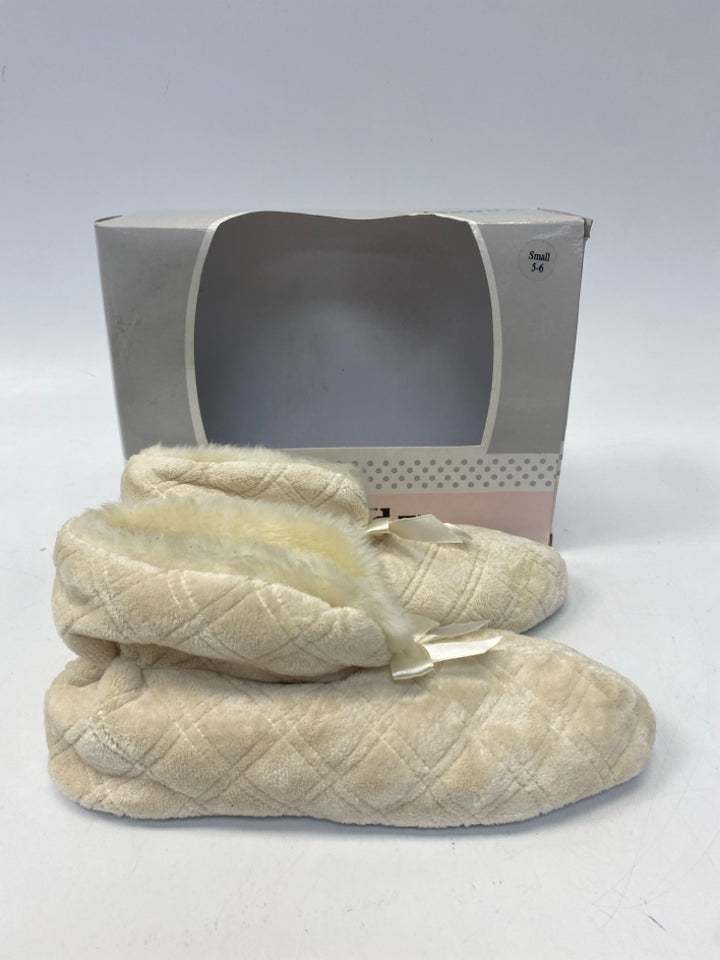 NEW/PKG  Size 5/6 Cream Slippers