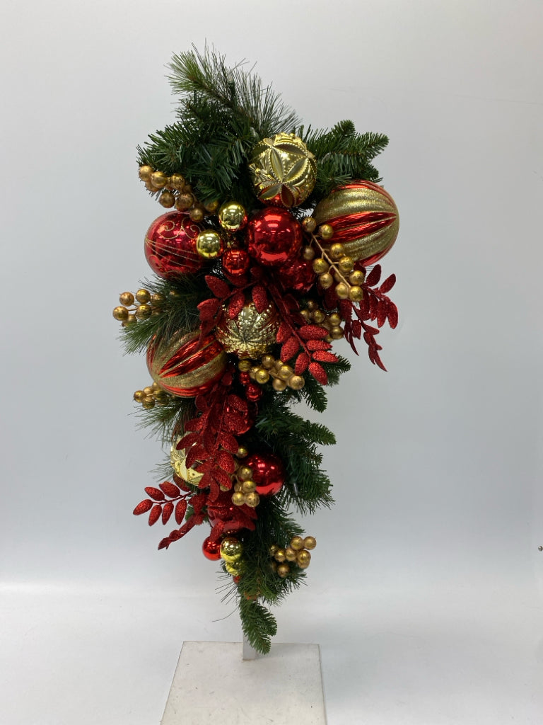 Red Gold Berries Christmas