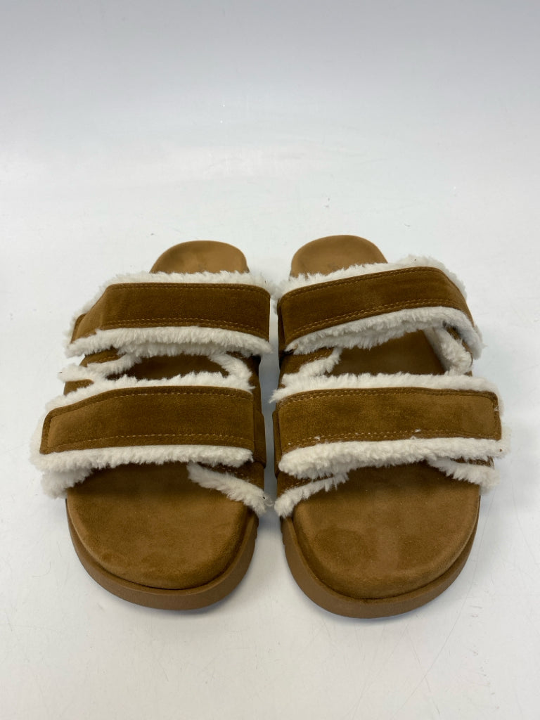 Universal Thread US Shoe Size 10 Camel Slippers